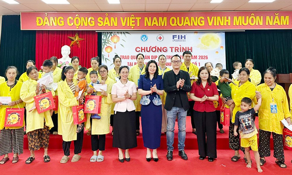 Đồng ch&iacute; Trần Thị V&acirc;n c&ugrave;ng l&atilde;nh đạo Hội Chữ thập đỏ tỉnh, doanh nghiệp t&agrave;i trợ trao qu&agrave; cho bệnh nhi tại Bệnh viện Sản - Nhi Bắc Ninh số 1.