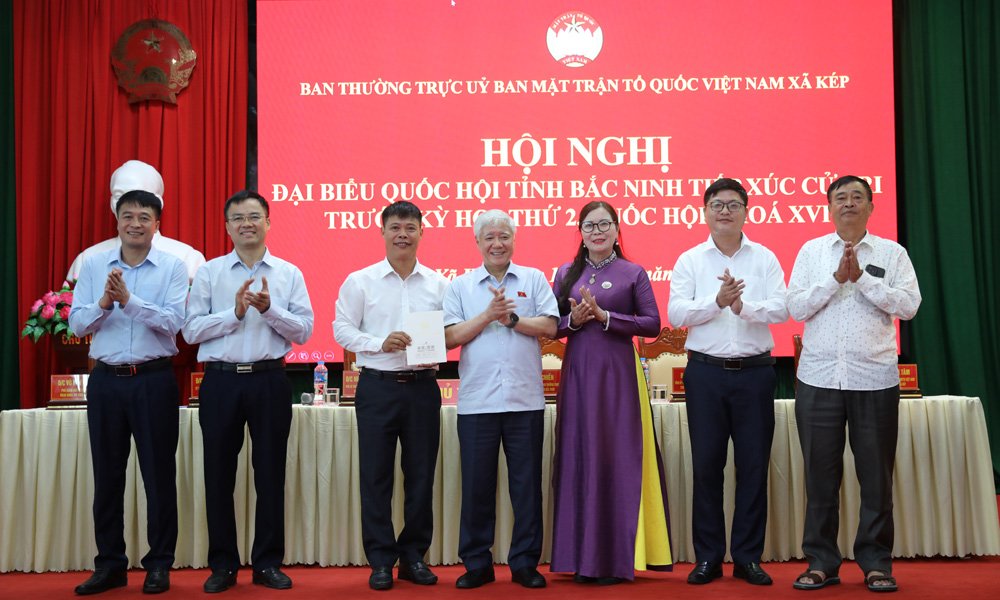 Đồng ch&iacute; Đỗ Văn Chiến trao qu&agrave; cho Hội Khuyến học x&atilde; K&eacute;p.