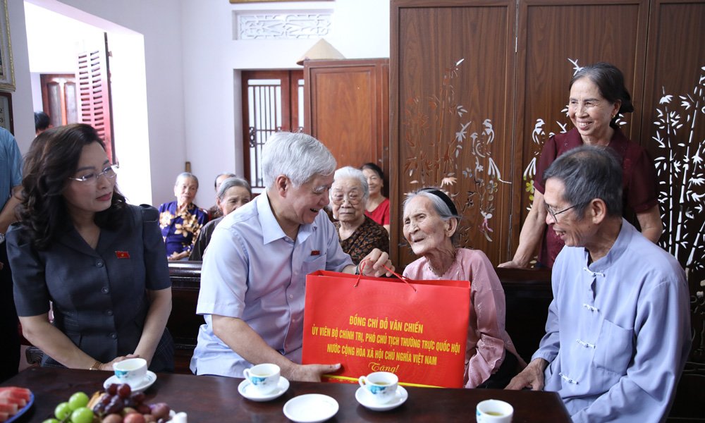 Đồng ch&iacute; Đỗ Văn Chiến trao tặng qu&agrave; cụ Đỗ Thị Diệp, 101 tuổi, ở th&ocirc;n Ph&uacute;c Thịnh, x&atilde; K&eacute;p.