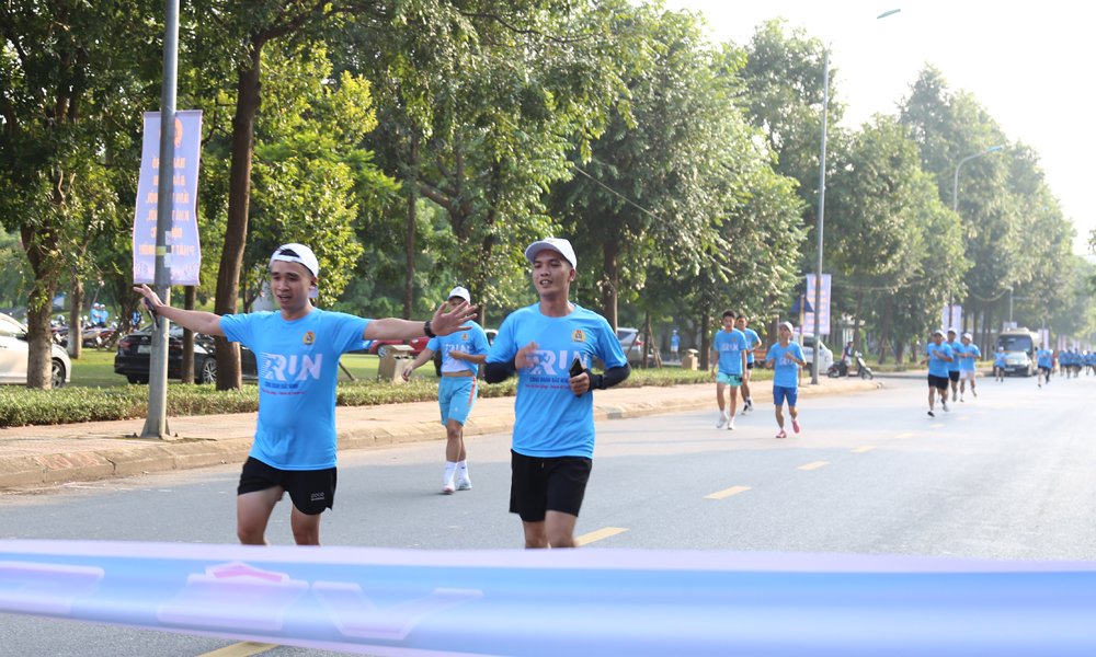 C&aacute;c vận động vi&ecirc;n đầu ti&ecirc;n về đ&iacute;ch.
