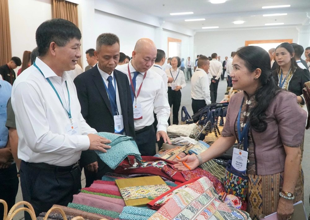 Các sản phẩm đặc trưng vùng miền được giới thiệu tại hội nghị xúc tiến thương mại, mở thêm cơ hội kết nối doanh nghiệp, phát triển thị trường và nâng giá trị hàng hóa xuất khẩu. Các sản phẩm đặc trưng vùng miền được giới thiệu tại hội nghị xúc tiến thương mại, mở thêm cơ hội kết nối doanh nghiệp, phát triển thị trường và nâng giá trị hàng hóa xuất khẩu.