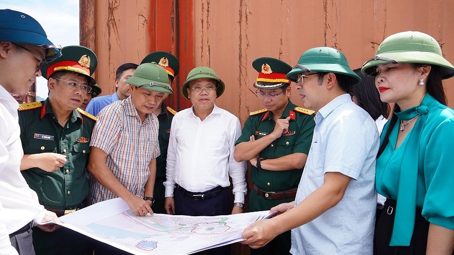 Ph&oacute; Chủ tịch UBND tỉnh L&ecirc; Đức Tiến kiểm tra thực địa c&aacute;c địa điểm đề xuất x&acirc;y dựng Trung t&acirc;m Logistics th&ocirc;ng minh Lao Bảo