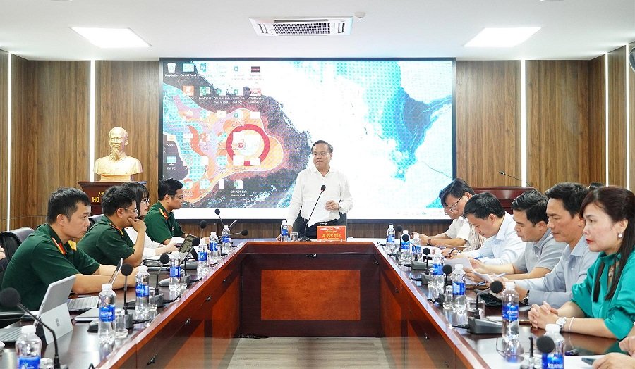 Ph&oacute; Chủ tịch UBND tỉnh Quảng Trị L&ecirc; Đức Tiến ph&aacute;t biểu tại buổi l&agrave;m việc