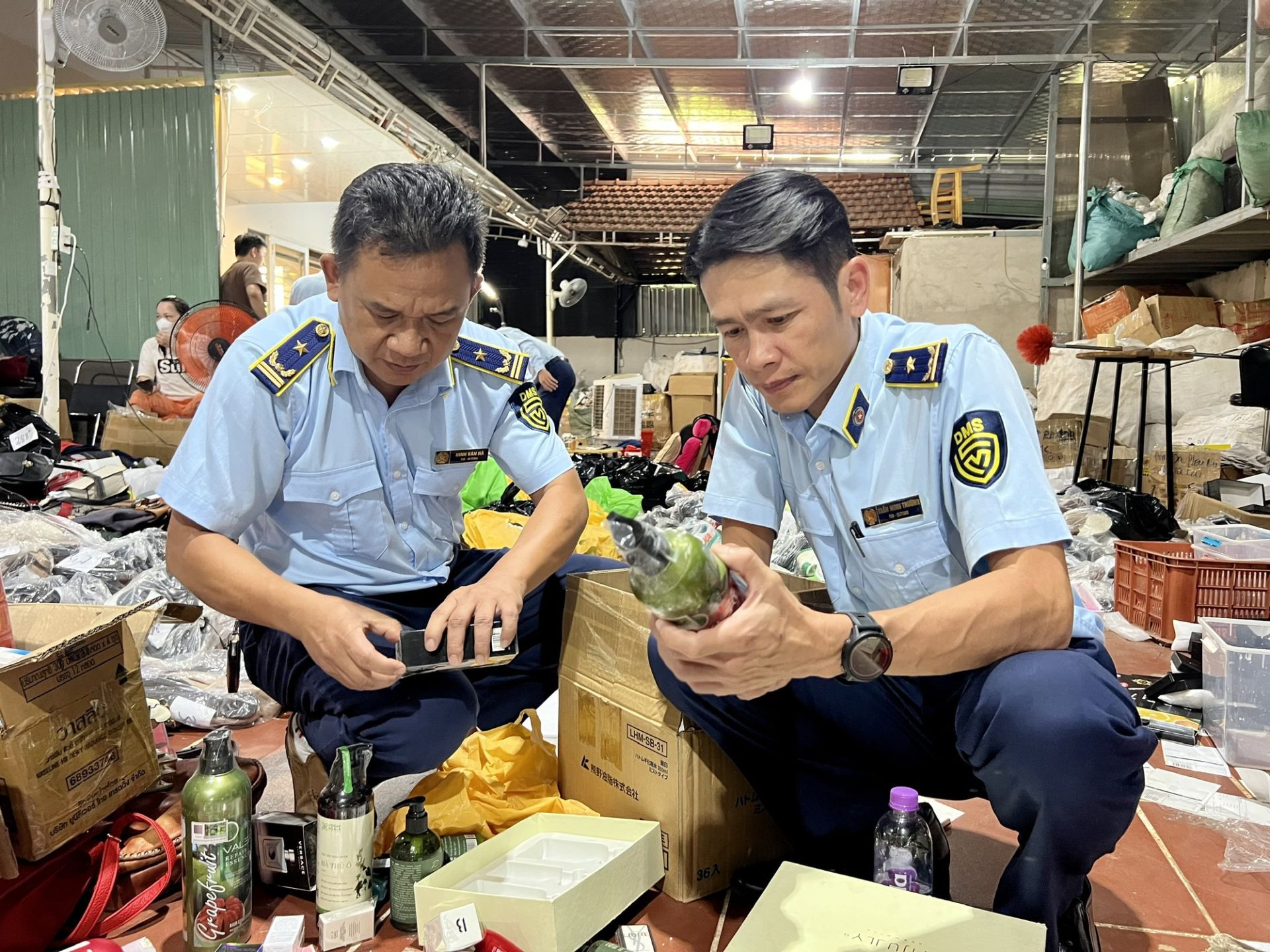 Lực lượng chức năng kiểm tra, xử lý hàng hóa có dấu hiệu giả mạo, xâm phạm quyền sở hữu trí tuệ, góp phần bảo vệ quyền lợi người tiêu dùng và thương hiệu của doanh nghiệp. Lực lượng chức năng kiểm tra, xử lý hàng hóa có dấu hiệu giả mạo, xâm phạm quyền sở hữu trí tuệ, góp phần bảo vệ quyền lợi người tiêu dùng và thương hiệu của doanh nghiệp.