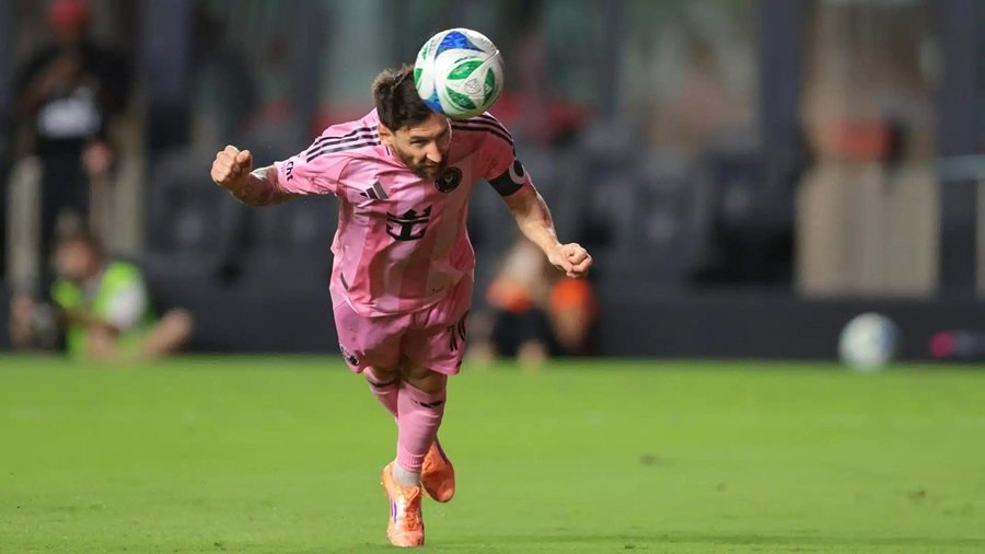 Lionel Messi đánh đầu mở tỷ số trong trận Inter Miami thắng Cruz Azul 2-0 tại Campeones Cup 2026. Đây là bàn thắng thứ 100 của anh cho đội bóng Mỹ Lionel Messi đánh đầu mở tỷ số trong trận Inter Miami thắng Cruz Azul 2-0 tại Campeones Cup 2026. Đây là bàn thắng thứ 100 của anh cho đội bóng Mỹ