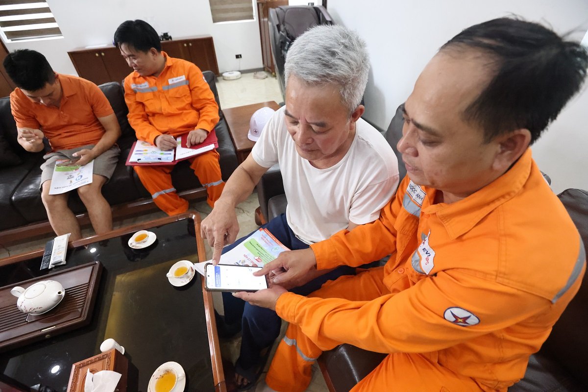 Nh&acirc;n vi&ecirc;n C&ocirc;ng ty Điện lực Hưng Y&ecirc;n t&iacute;ch cực hướng dẫn kh&aacute;ch h&agrave;ng thanh to&aacute;n tiền điện tr&ecirc;n ứng dụng EVN CSKH