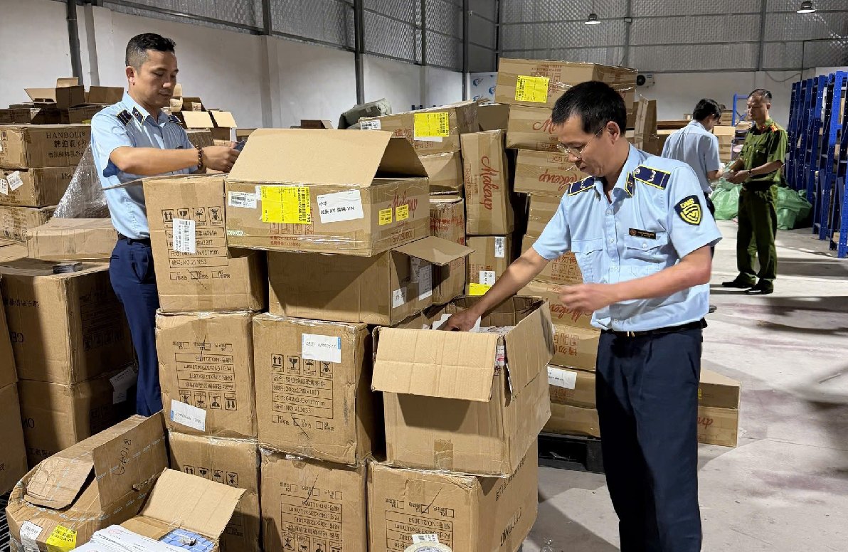 Lực lượng chức năng TP Bắc Ninh kiểm tra hàng hóa tại cơ sở kinh doanh Lực lượng chức năng TP Bắc Ninh kiểm tra hàng hóa tại cơ sở kinh doanh