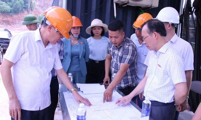 Đo&agrave;n gi&aacute;m s&aacute;t khảo s&aacute;t hoạt động khai th&aacute;c kho&aacute;ng sản tại C&ocirc;ng ty TNHH Dịch vụ thương mại v&agrave; Vận tải Nam Huyền, x&atilde; Tam Tiến, tỉnh Bắc Ninh, th&aacute;ng 7/2026. Ảnh: Cổng TTĐT tỉnh Bắc Ninh.