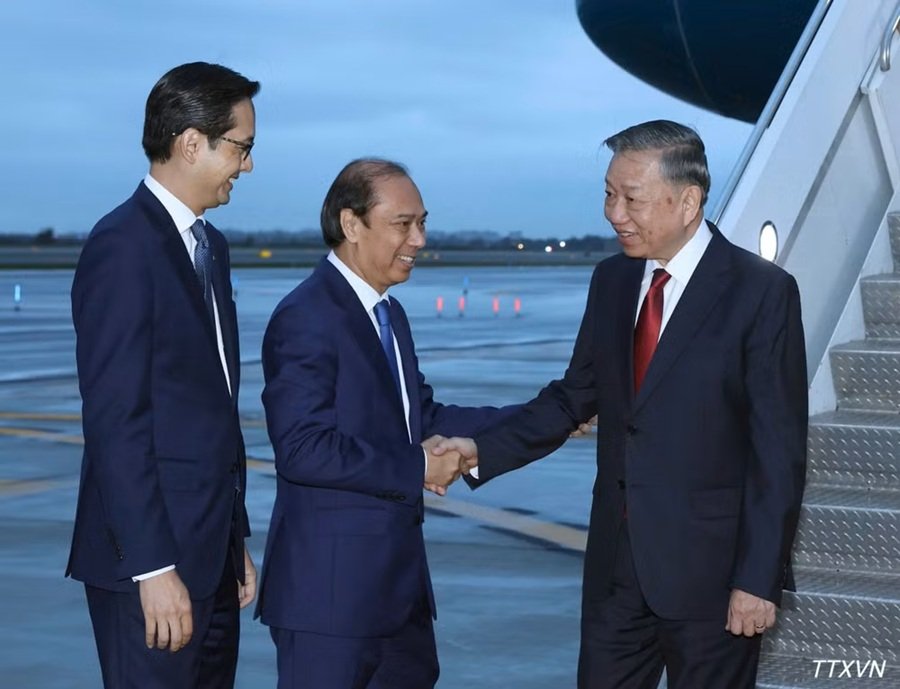 Đại sứ Việt Nam tại Hoa Kỳ Nguyễn Quốc Dũng v&agrave; Đại sứ Đỗ H&ugrave;ng Việt, Trưởng Ph&aacute;i đo&agrave;n Thường trực Việt Nam tại Li&ecirc;n hợp quốc đ&oacute;n Tổng B&iacute; thư, Chủ tịch nước T&ocirc; L&acirc;m tại s&acirc;n bay quốc tế John F.Kennedy, th&agrave;nh phố New York. (Ảnh: Thống Nhất/TTXVN)