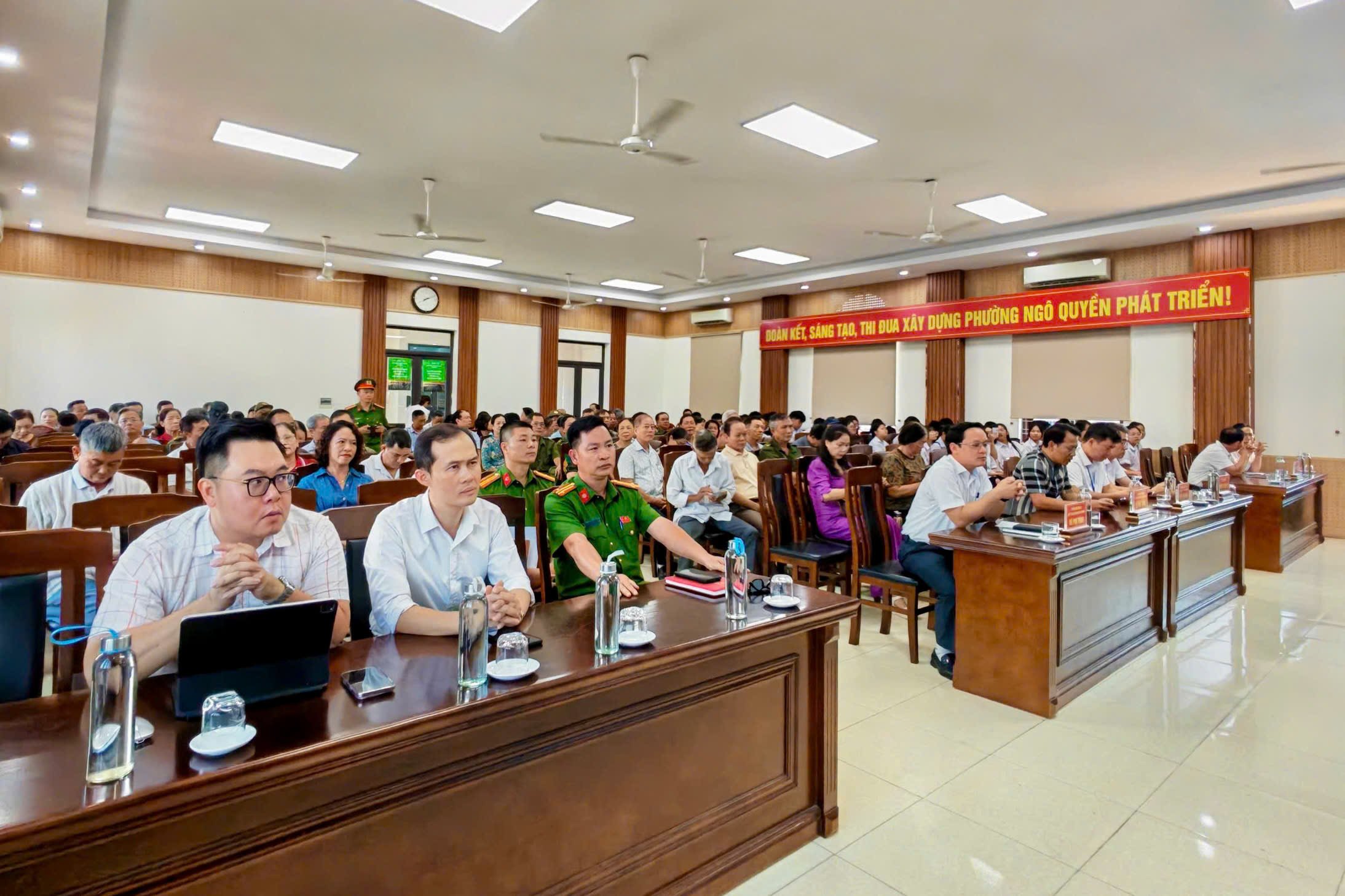 Quang cảnh Hội nghị triển khai Chiến dịch đ&agrave;o tạo kỹ năng l&aacute;i xe m&ocirc; t&ocirc;, xe gắn m&aacute;y an to&agrave;n tại Phường Ng&ocirc; Quyền.