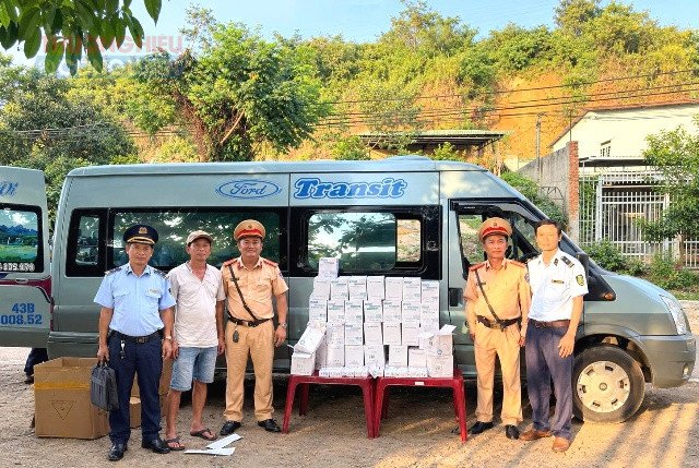 Đội QLTT số 2 phối hợp c&ugrave;ng CSGT kh&aacute;m phương tiện vận tải