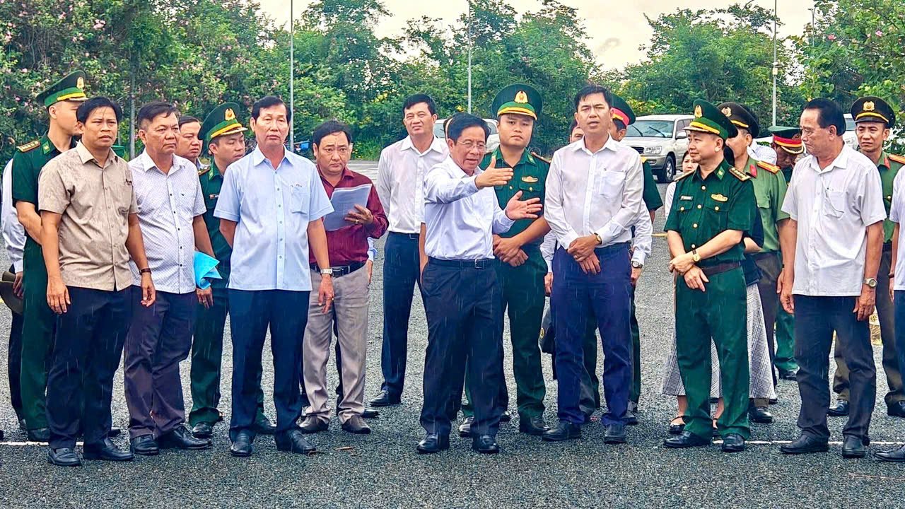 Chủ tịch UBND tỉnh An Giang Hồ Văn Mừng chỉ đạo các đơn vị tại buổi kiểm tra thực địa. Chủ tịch UBND tỉnh An Giang Hồ Văn Mừng chỉ đạo các đơn vị tại buổi kiểm tra thực địa.