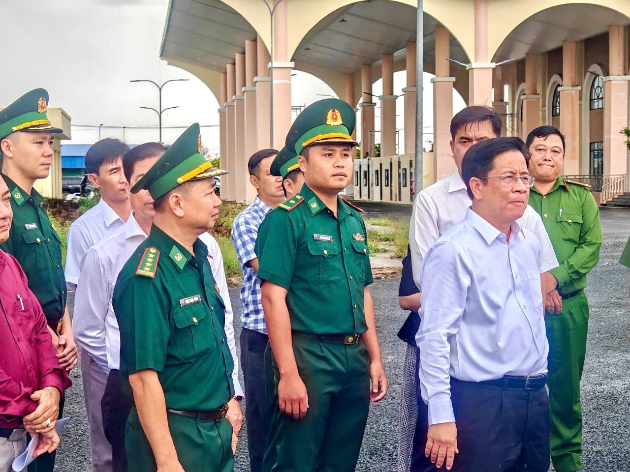 Chủ tịch UBND tỉnh Hồ Văn Mừng cùng lãnh đạo các sở, ngành và lực lượng chức năng khảo sát khu vực tổ chức buổi lễ. Chủ tịch UBND tỉnh Hồ Văn Mừng cùng lãnh đạo các sở, ngành và lực lượng chức năng khảo sát khu vực tổ chức buổi lễ.