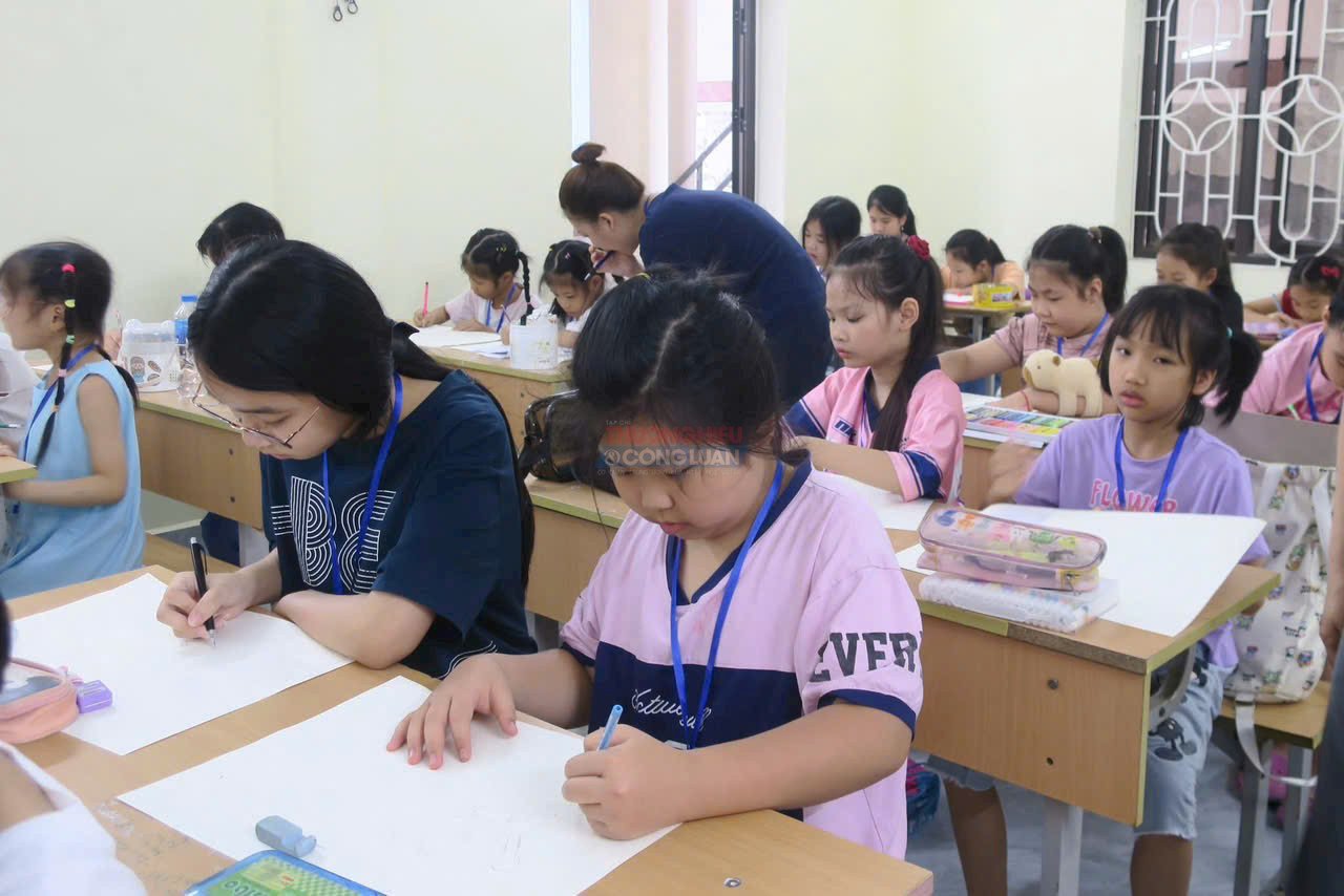 C&ocirc;ng khai đường d&acirc;y n&oacute;ng, tăng cường kiểm tra lạm thu v&agrave; dạy th&ecirc;m kh&ocirc;ng đ&uacute;ng quy định.