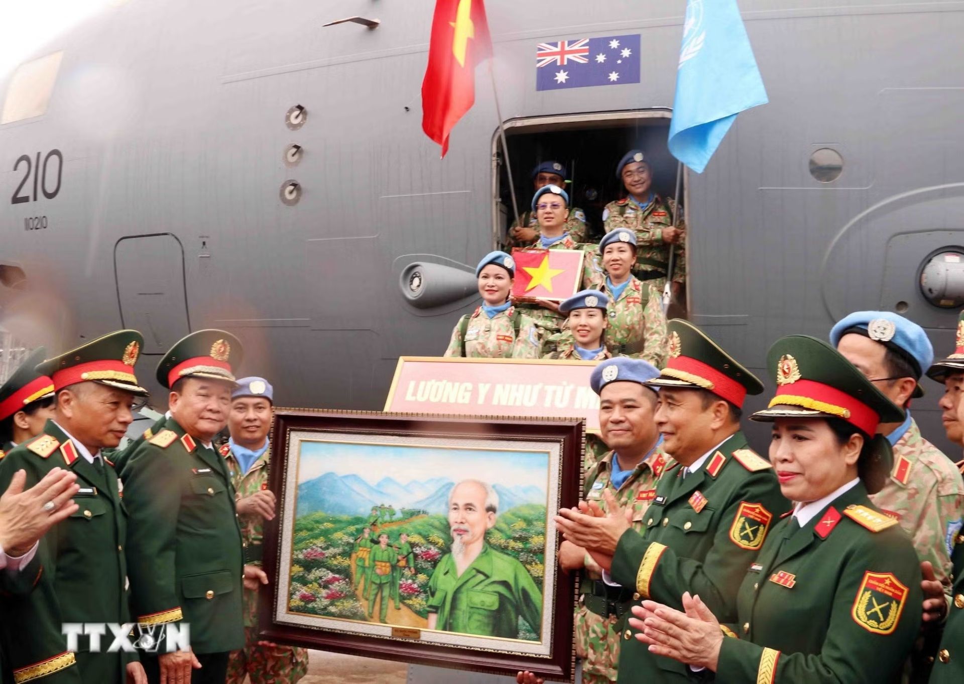Các lãnh đạo Quân ủy Trung ương, Bộ Quốc phòng tiễn các chiến sỹ lực lượng gìn giữ hòa bình Liên hợp quốc của Việt Nam tới tận chân cầu thang máy bay. (Ảnh: Xuân Khu/TTXVN) Các lãnh đạo Quân ủy Trung ương, Bộ Quốc phòng tiễn các chiến sỹ lực lượng gìn giữ hòa bình Liên hợp quốc của Việt Nam tới tận chân cầu thang máy bay. (Ảnh: Xuân Khu/TTXVN)