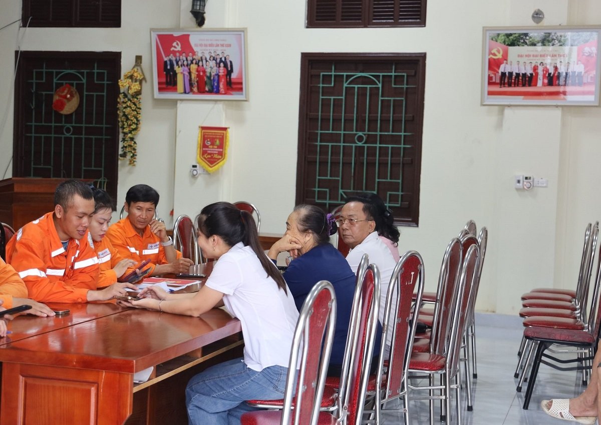 Nh&acirc;n vi&ecirc;n C&ocirc;ng ty Điện lực Hưng Y&ecirc;n tư vấn kh&aacute;ch h&agrave;ng sử dụng ứng dụng EVN CSKH tại nh&agrave; văn h&oacute;a x&atilde; Long Hưng
