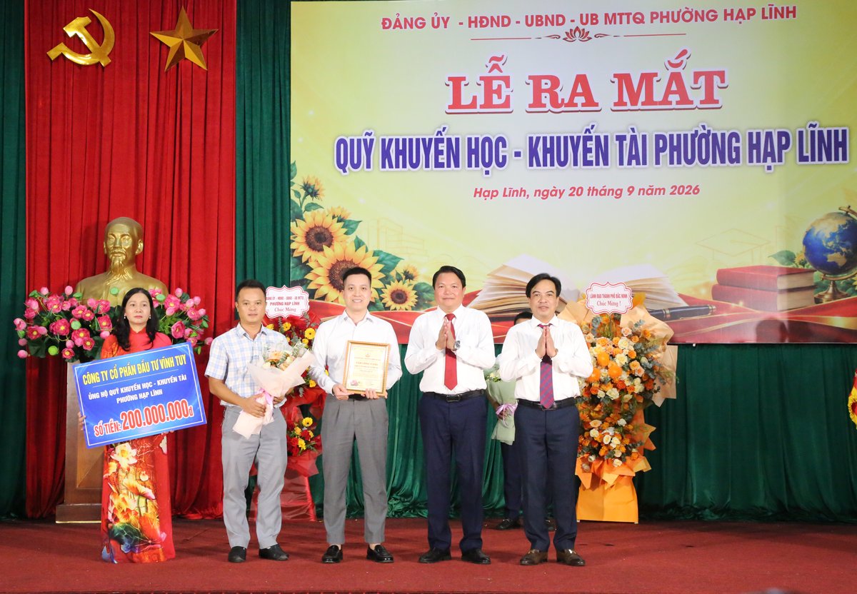 Các đồng chí đại diện Hội đồng Quản lý Quỹ nhận ủng hộ từ các doanh nghiệp, nhà hảo tâm. Các đồng chí đại diện Hội đồng Quản lý Quỹ nhận ủng hộ từ các doanh nghiệp, nhà hảo tâm.