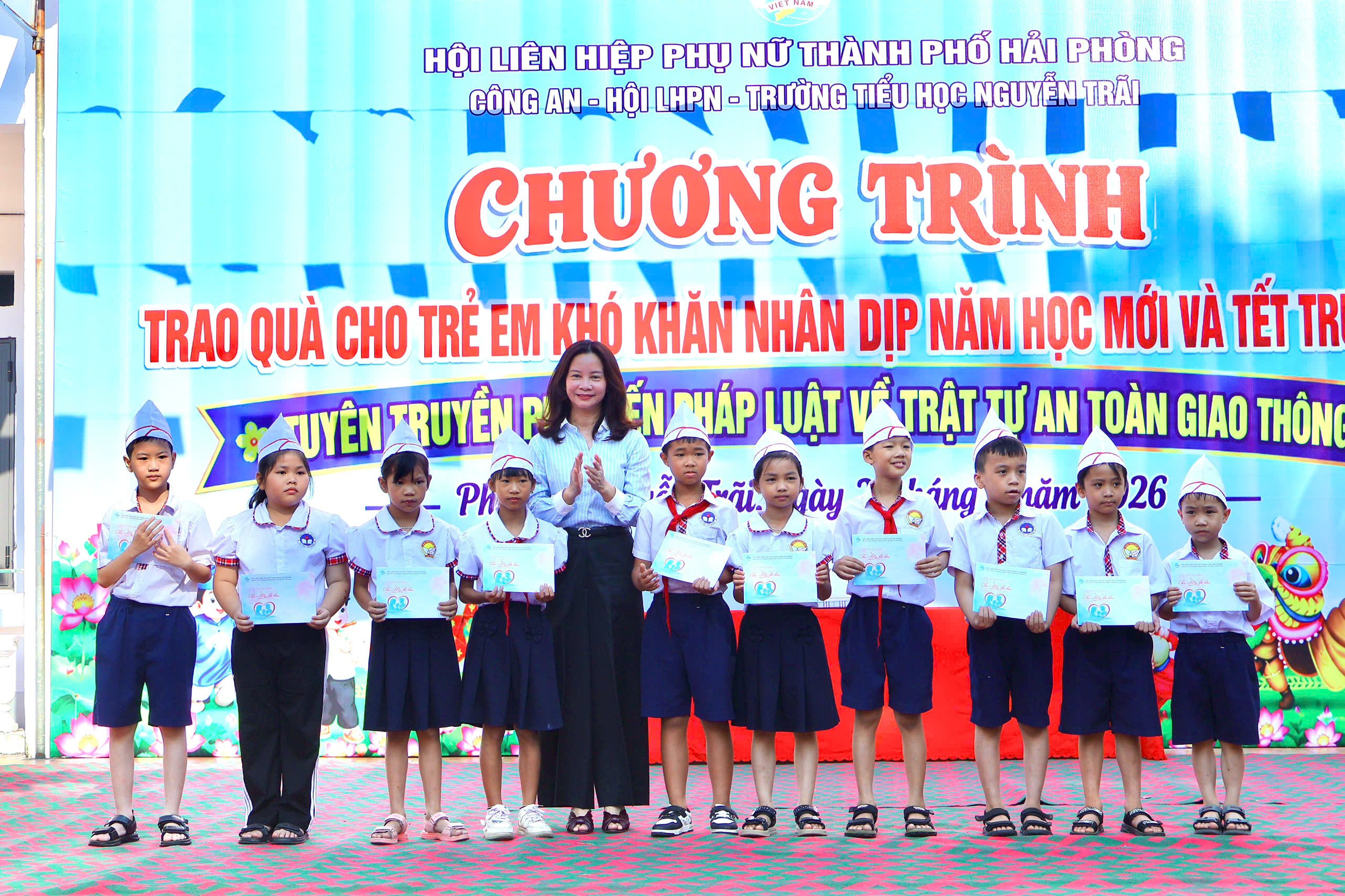 Chủ tịch Hội LHPN th&agrave;nh phố Trần Thu Hương trao qu&agrave; cho c&aacute;c em học sinh c&oacute; ho&agrave;n cảnh kh&oacute; khăn tại Trường Tiểu học Nguyễn Tr&atilde;i.