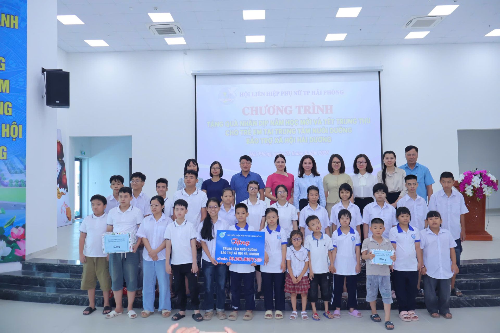 Đại diện Hội LHPN th&agrave;nh phố trao qu&agrave; tại Trung t&acirc;m Nu&ocirc;i dưỡng, bảo trợ x&atilde; hội Hải Dương.