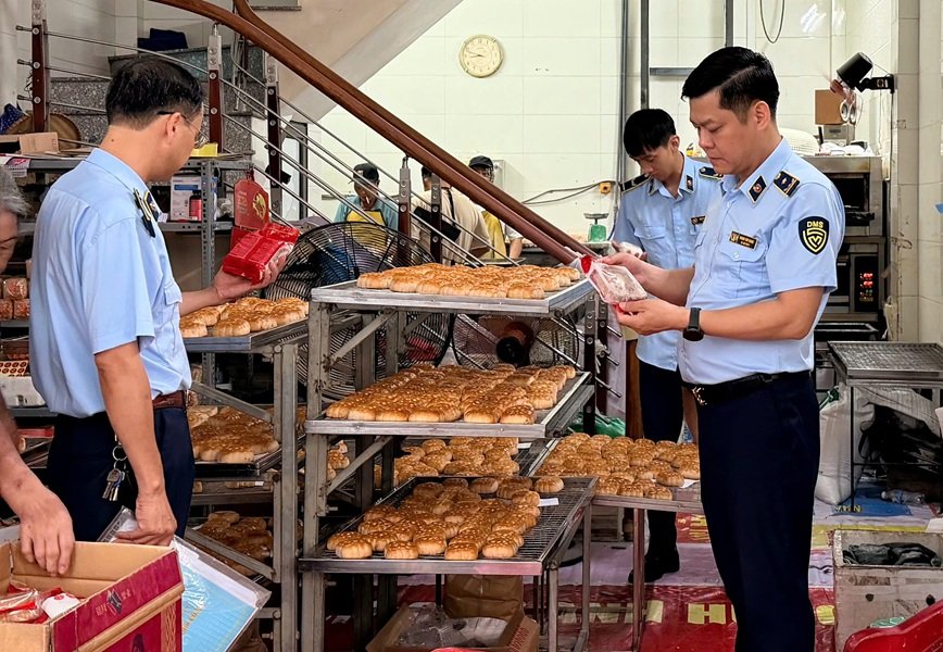 Lực lượng QLTT Hưng Y&ecirc;n kiểm tra c&aacute;c cơ sở l&agrave;m b&aacute;nh trung thu. (Ảnh QLTT Hưng Y&ecirc;n)