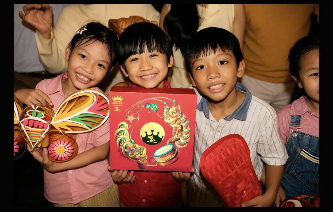 Không khí Trung thu được tái hiện qua những hình ảnh quen thuộc như múa lân, phá cỗ và thưởng thức bánh Trung thu. Không khí Trung thu được tái hiện qua những hình ảnh quen thuộc như múa lân, phá cỗ và thưởng thức bánh Trung thu.