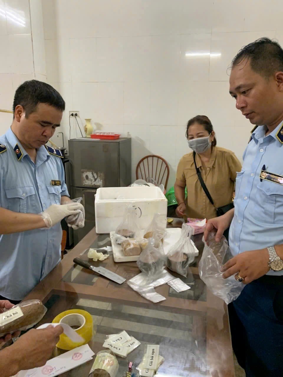 Lực lượng chức năng lấy mẫu x&eacute;t nghiệm tại cơ sở kinh doanh gi&ograve; chả