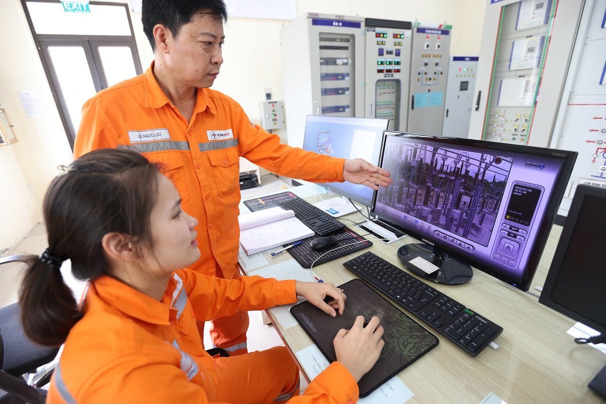 Nh&acirc;n vi&ecirc;n X&iacute; nghiệp cao thế Hưng Y&ecirc;n kiểm tra thiết bị th&ocirc;ng qua hệ thống quản l&yacute;