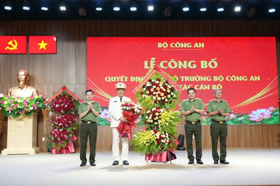 Tặng hoa ch&uacute;c mừng Đại t&aacute; Nguyễn Đ&igrave;nh Dương