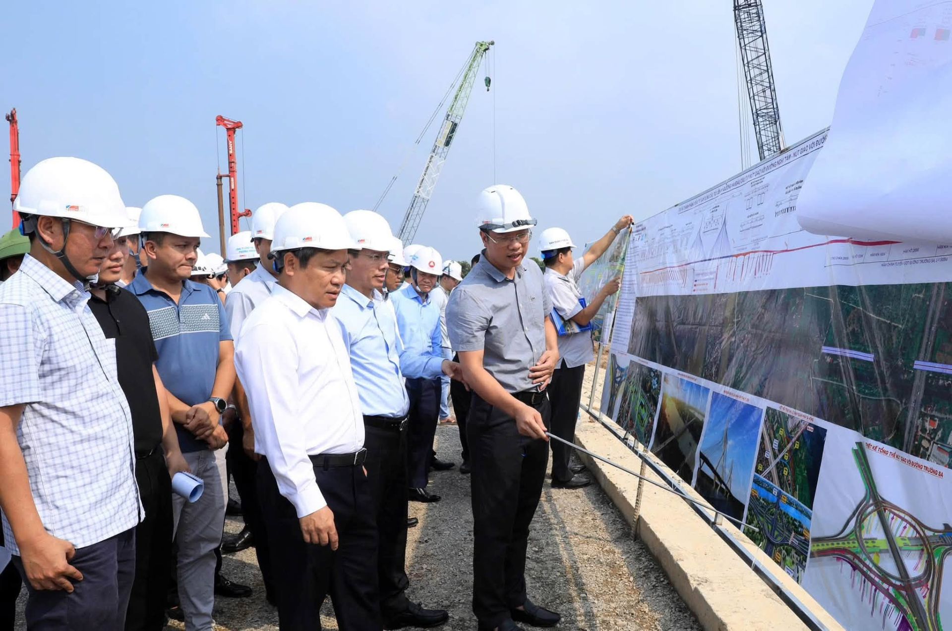 Chủ tịch UBND TP H&agrave; Nội Vũ Đại Thắng kiểm tra thực địa, nghe b&aacute;o c&aacute;o về tiến độ triển khai c&aacute;c dự &aacute;n hạ tầng giao th&ocirc;ng trọng điểm của Th&agrave;nh phố.