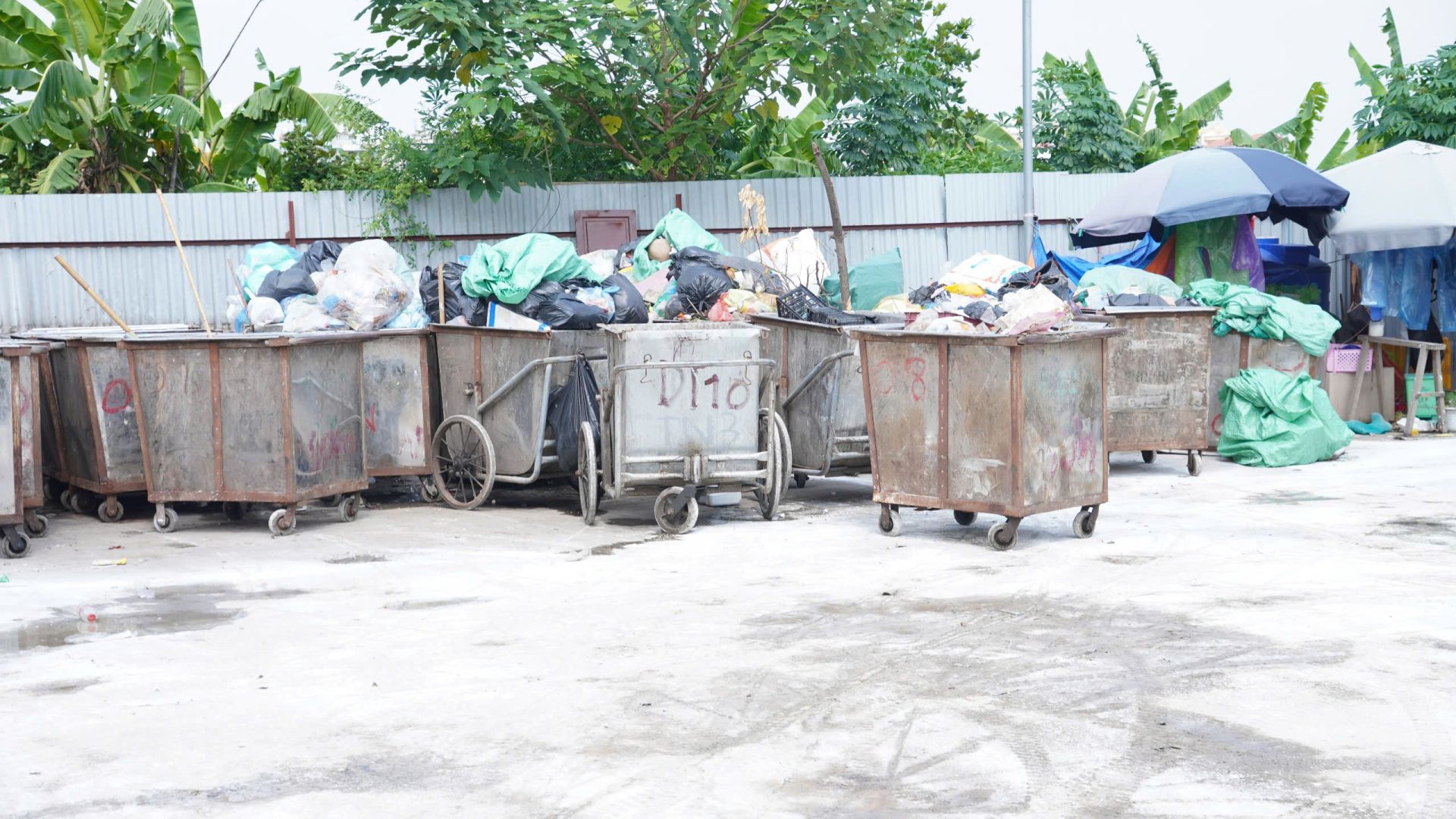 Hà Nội đang tăng cường quản lý hoạt động thu gom, vận chuyển và xử lý chất thải rắn sinh hoạt, hướng tới hạn chế lượng rác phải chôn lấp trực tiếp. Hà Nội đang tăng cường quản lý hoạt động thu gom, vận chuyển và xử lý chất thải rắn sinh hoạt, hướng tới hạn chế lượng rác phải chôn lấp trực tiếp.