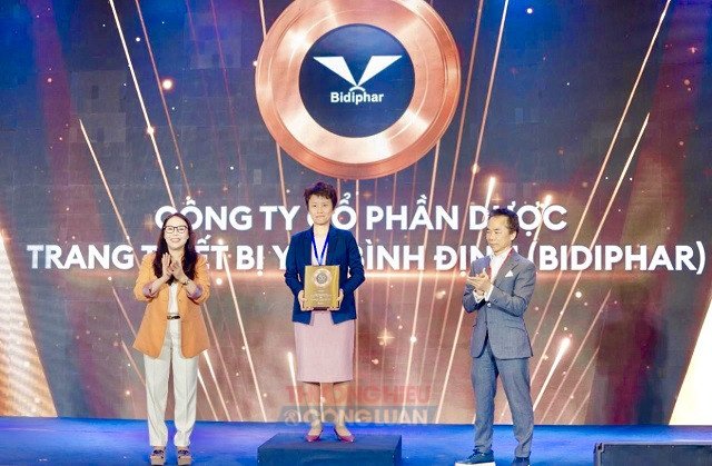Đại diện BIDIPHAR (đứng giữa) tại Lễ vinh danh &ldquo;Top 50 C&ocirc;ng ty Ni&ecirc;m yết Tốt nhất 2026&rdquo;. Ảnh: Th&agrave;nh Long