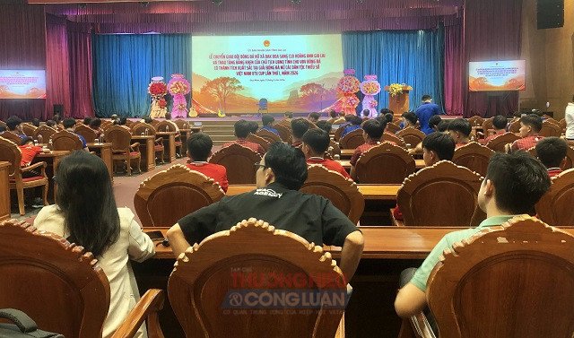 Quang cảnh Lễ chuyển giao Đội b&oacute;ng đ&aacute; nữ Đak Đoa. Ảnh: Viết Hiền