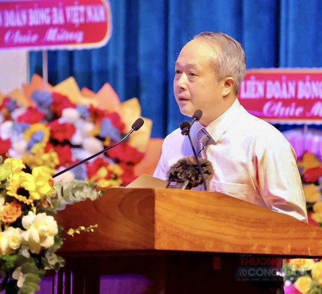 &Ocirc;ng Nguyễn Xu&acirc;n Thắng ph&aacute;t biểu tại Lễ Lễ chuyển giao Đội b&oacute;ng đ&aacute; nữ Đak Đoa. Ảnh: VH