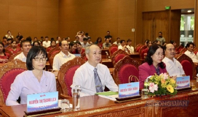 Đại biểu l&atilde;nh đạo, quan kh&aacute;ch tham dự Lễ chuyển giao đội b&oacute;ng. Ảnh: Viết Hiền