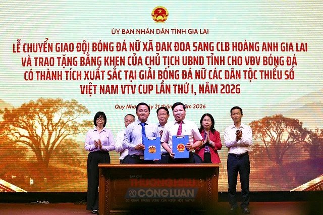 Quang cảnh Lễ K&yacute; kết Bi&ecirc;n bản b&agrave;n giao, tiếp nhận đội b&oacute;ng. Ảnh: Viết Hiền