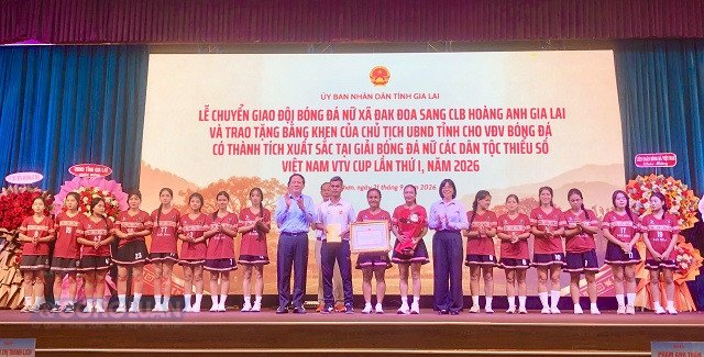 Chủ tịch UBND tỉnh Gia Lai (đứng thứ 9 từ tr&aacute;i qua) tặng Bằng khen cho tập thể Đội b&oacute;ng đ&aacute; nữ Đăk Đoa. Ảnh: Viết Hiền