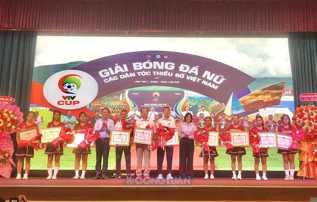 Ban Huấn luyện v&agrave; c&aacute;c vận động vi&ecirc;n Đội b&oacute;ng đ&aacute; nữ Đăk Đoa nhận Bằng khen của Chủ tịch UBND tỉnh Gia Lai. Ảnh: VH