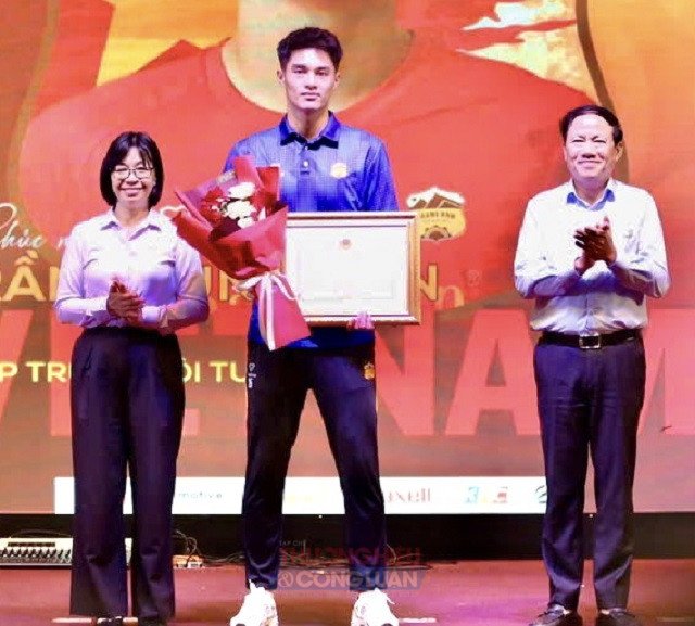 Cầu thủ Đinh Quang Kiệt (đứng giữa) nhận Bằng khen của Chủ tịch UBND tỉnh Gia Lai. Ảnh: Viết Hiền
