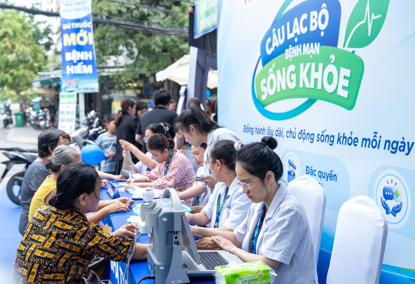 Dược sĩ Pharmacity hỗ trợ người dân kiểm tra một số chỉ số sức khỏe cơ bản tại sự kiện ra mắt Câu lạc bộ Bệnh mạn sống khỏe ở TPHCM ngày 20/9. (Ảnh: Pharmacity) Dược sĩ Pharmacity hỗ trợ người dân kiểm tra một số chỉ số sức khỏe cơ bản tại sự kiện ra mắt Câu lạc bộ Bệnh mạn sống khỏe ở TPHCM ngày 20/9. (Ảnh: Pharmacity)