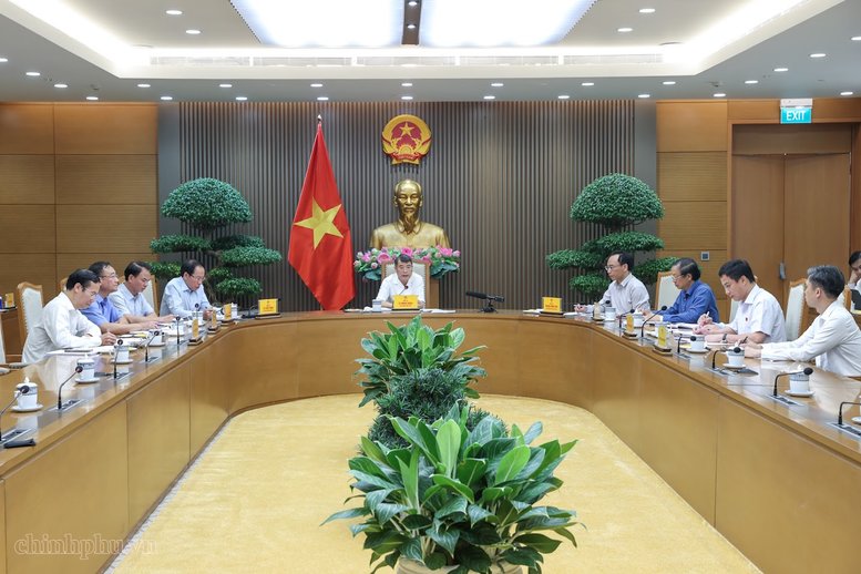 Thủ tướng L&ecirc; Minh Hưng chủ tr&igrave; cuộc họp về cung ứng s&aacute;ch gi&aacute;o khoa, r&agrave; so&aacute;t chương tr&igrave;nh, s&aacute;ch gi&aacute;o khoa phổ th&ocirc;ng - Ảnh: chinhphu.vn/Nhật Bắc