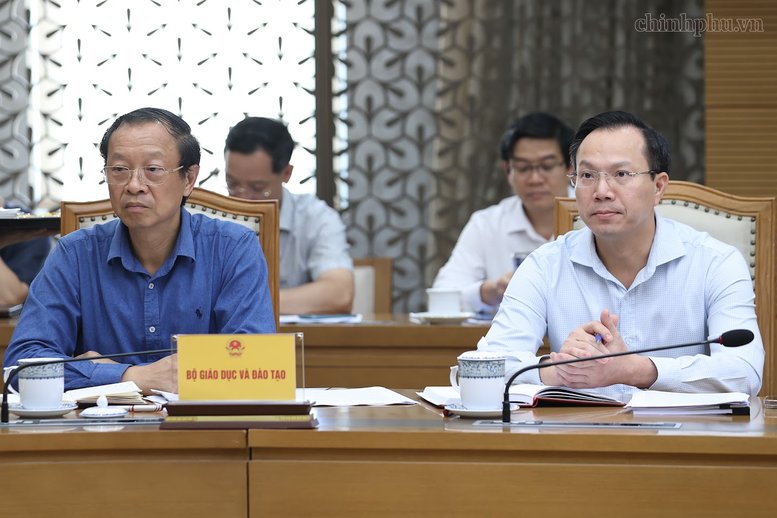 Đại diện l&atilde;nh đạo c&aacute;c bộ, ng&agrave;nh, cơ quan li&ecirc;n quan tham dự cuộc họp - Ảnh: chinhphu.vn/Nhật Bắc
