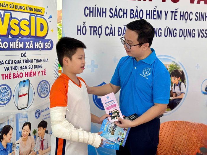 Hướng dẫn học sinh sử dụng ứng dụng VssID v&agrave; tiếp cận c&aacute;c th&ocirc;ng tin về ch&iacute;nh s&aacute;ch BHYT, g&oacute;p phần n&acirc;ng cao nhận thức v&agrave; bảo đảm quyền lợi chăm s&oacute;c sức khỏe cho HSSV