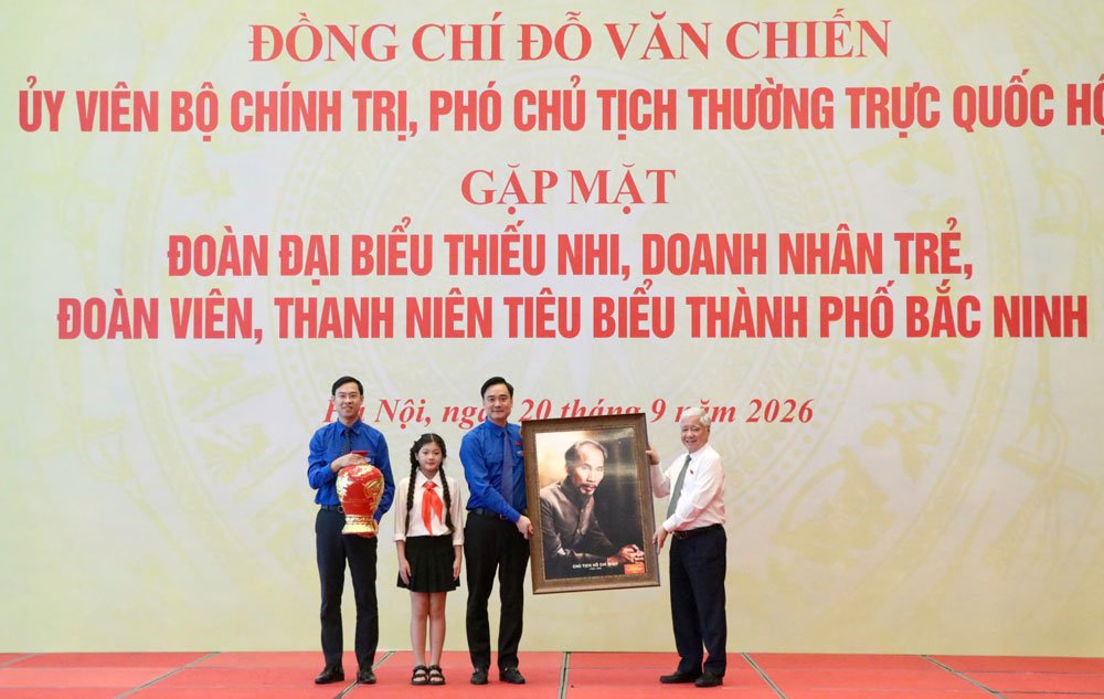 Đồng chí Đỗ Văn Chiến trao quà cho Thành đoàn Bắc Ninh. Đồng chí Đỗ Văn Chiến trao quà cho Thành đoàn Bắc Ninh.