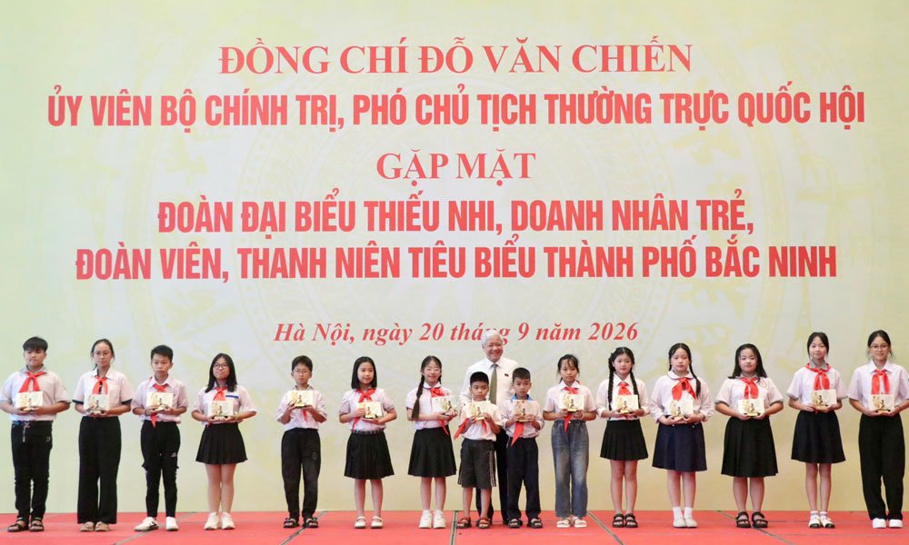 đồng chí Đỗ Văn Chiến, Ủy viên Bộ Chính trị, Phó Chủ tịch Thường trực Quốc hội tặng quà lưu niệm cho các em học sinh giỏi. đồng chí Đỗ Văn Chiến, Ủy viên Bộ Chính trị, Phó Chủ tịch Thường trực Quốc hội tặng quà lưu niệm cho các em học sinh giỏi.
