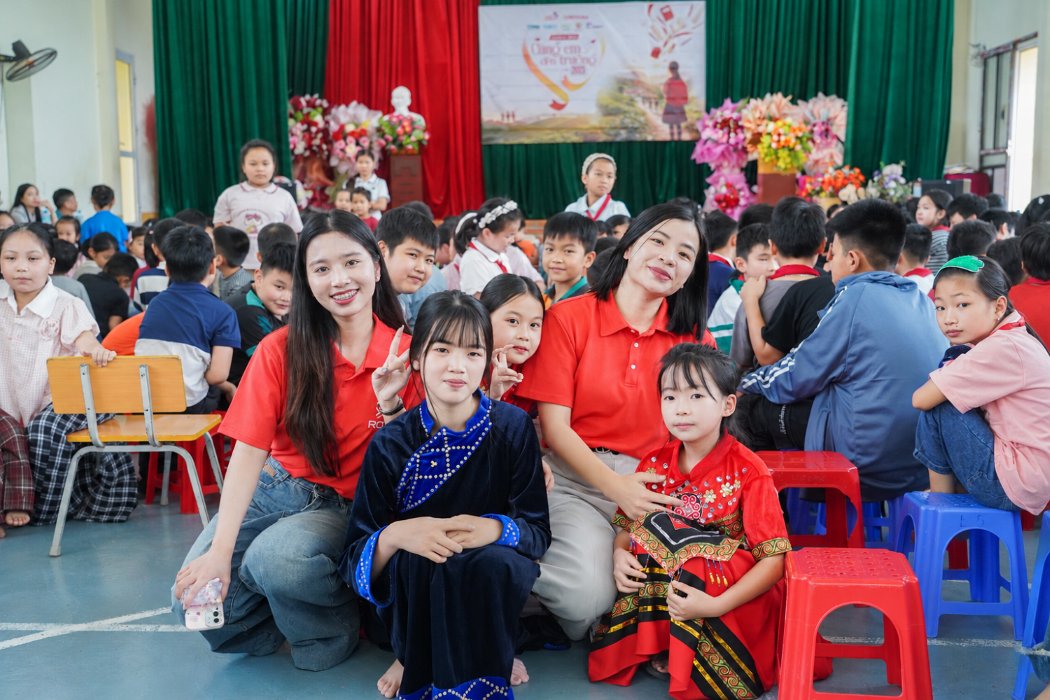 CBNV của ROX Key v&agrave; c&aacute;c đơn vị th&agrave;nh vi&ecirc;n vừa tham gia ủng hộ, vừa t&igrave;nh nguyện g&oacute;p sức v&agrave;o chuyến thiện nguyện