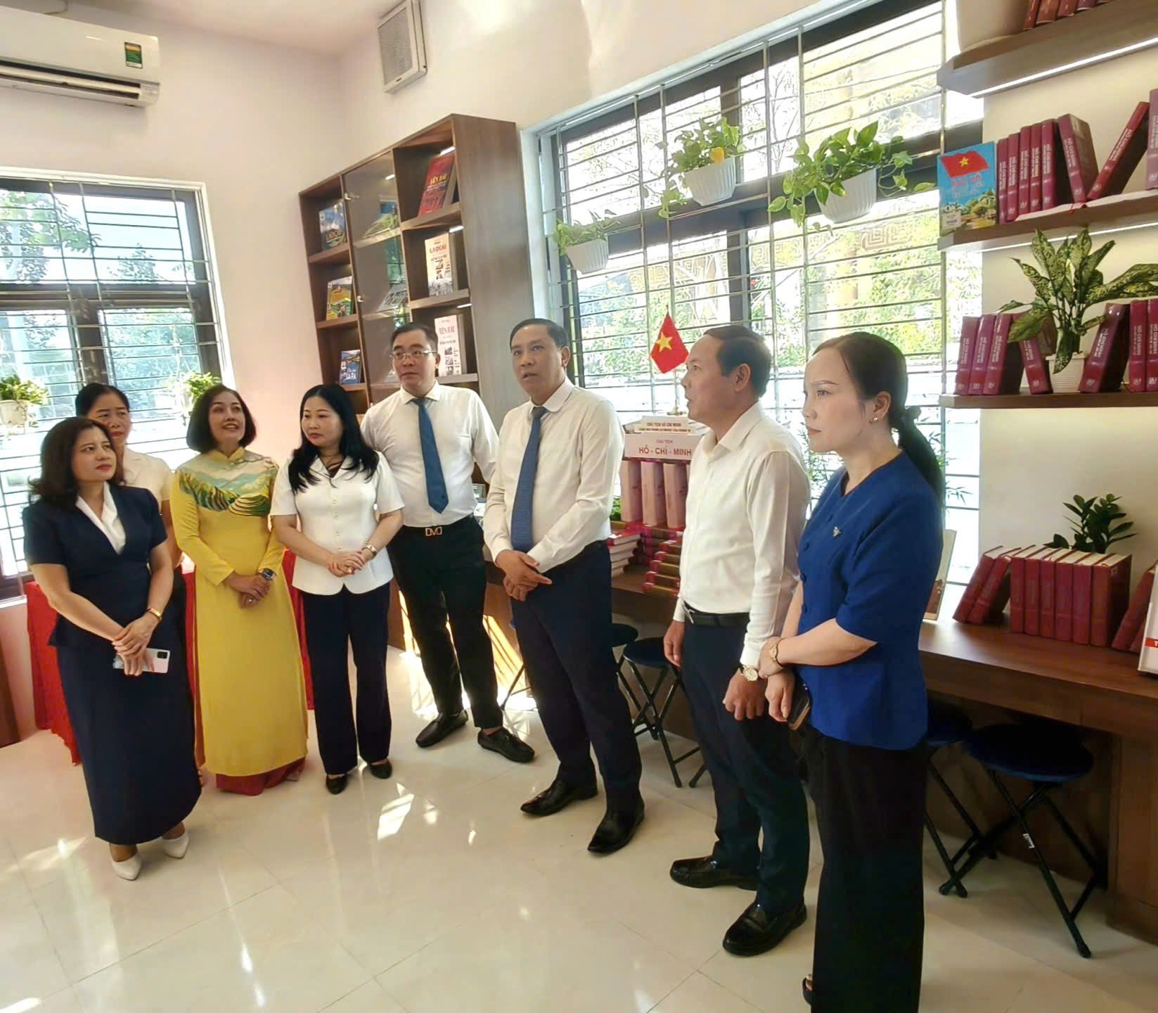 L&atilde;nh đạo tỉnh L&agrave;o Cai tham quan ph&ograve;ng trưng b&agrave;y tại thư viện tỉnh.