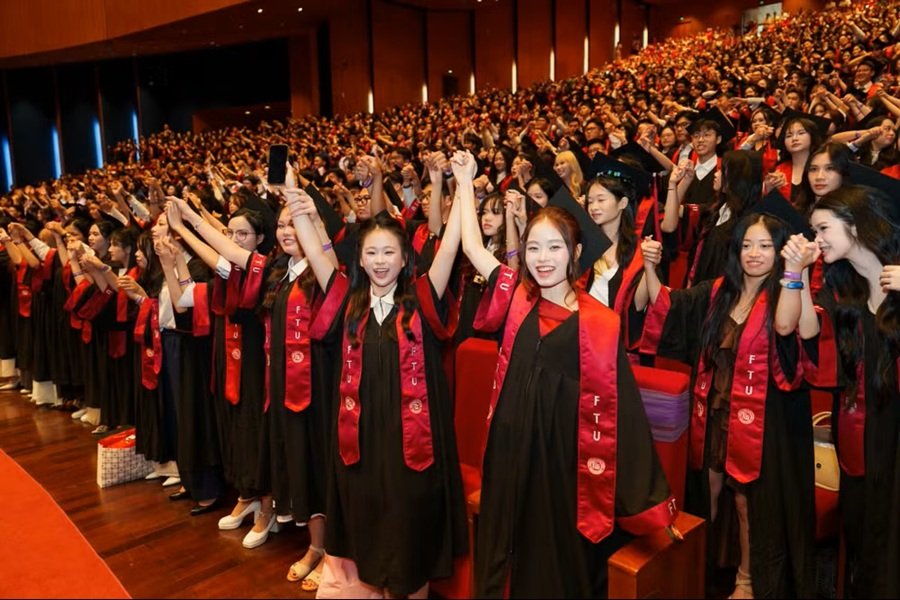 Sinh vi&ecirc;n đại học trong Lễ tốt nghiệp. Ảnh: FTU