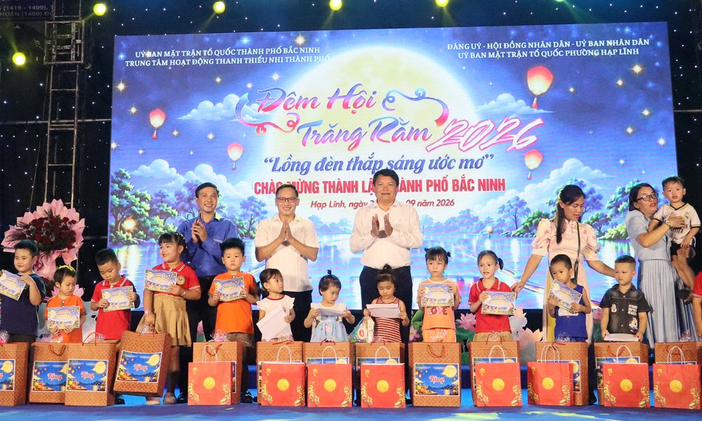 C&aacute;c đại biểu trao qu&agrave; cho thiếu nhi c&oacute; ho&agrave;n cảnh kh&oacute; khăn tr&ecirc;n địa b&agrave;n phường Hạp Lĩnh nh&acirc;n dịp Tết Trung thu.