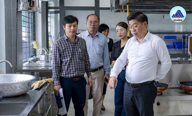 Chủ tịch UBND phường Hòa Cường Trương Thanh Dũng kiểm tra bếp ăn bán trú tại Trường Tiểu học và THCS Hòa Cường. Ảnh:Cổng thông tin điện tử TP. Đà Nẵng. Chủ tịch UBND phường Hòa Cường Trương Thanh Dũng kiểm tra bếp ăn bán trú tại Trường Tiểu học và THCS Hòa Cường. Ảnh:Cổng thông tin điện tử TP. Đà Nẵng.