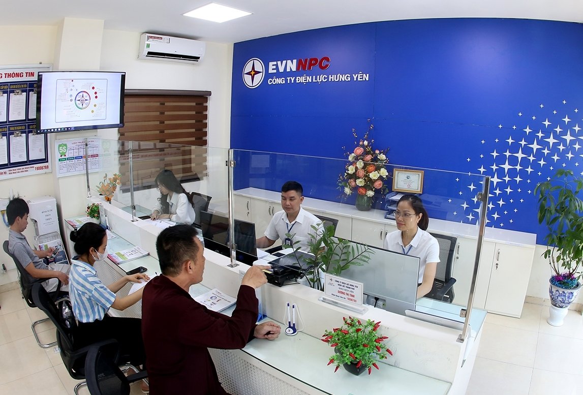 Nh&acirc;n vi&ecirc;n giao dịch kh&aacute;ch h&agrave;ng C&ocirc;ng ty Điện lực Hưng Y&ecirc;n nỗ lực n&acirc;ng cao chất lượng dịch vụ kh&aacute;ch h&agrave;ng